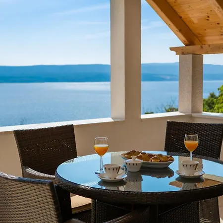 Leoma With Heated Pool Marusici (Split-Dalmatia)