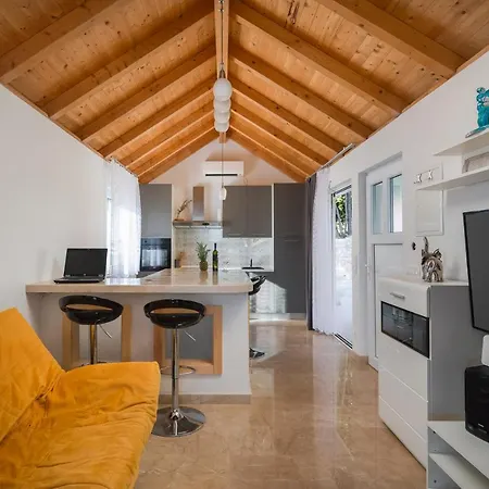 Leoma With Heated Pool Villa *