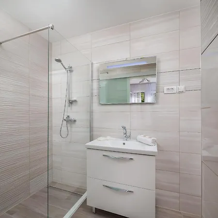 Leoma With Heated Pool Marusici (Split-Dalmatia)