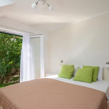 Leoma With Heated Pool Villa *